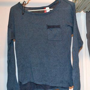 Divied one pocket long sleeve.